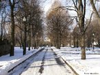 Localizado em Moscou, foi aberto em 1928 como parque de cultura e descanso. No perodo socialista colocavam auto falantes para que os lderes comunistas fizessem seus discursos. </br></br> Palavras-chave: Moscou. Rssia. Parque Gorky. Cultura. Comunistas. Guerra Fria. 