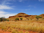 A Austrlia Ocidental  o maior estado do pas, compreendendo um tero do continente. Interessantes variaes na paisagem incluem <em>Kimberley</em>, no extremo norte do estado, uma rea selvagem e inspita, com uma costa sinuosa e impressionantes desfiladeiros. O <em>Pilbara</em>, a noroeste,  uma magnfica regio de desfiladeiros e rochas ancestrais. Nessa regio encontramos o parque nacional <em>Millstream-Chichester</em>. </br></br> Palavras-chave: Austrlia. Paisagem. Parque Nacional Millstream-Chichester. Desfiladeiros. Rochas. 