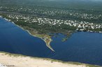 No Brasil, chama-se restinga um terreno arenoso e salino, prximo ao mar e coberto de plantas herbceas caractersticas. Jurubatiba  a rea de restinga mais bem preservada do pas e est praticamente intacta. O Parque Nacional da Restinga da Jurubatiba  o primeiro a compreender exclusivamente o ecossistema de restinga.  </br></br> Palavras-chave: Ecossistema. Restinga. Litoral. Parque Nacional. Vegetao.