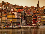 A Ribeira  um dos locais mais antigos e tpicos da cidade Porto, em Portugal. Localizada na freguesia de So Nicolau, junto ao Rio Douro, faz parte do Centro Histrico do Porto, Patrimnio Mundial da Unesco. </br></br> Palavras-chave: Ribeira. Portugal. Cidade. Unesco. Urbanizao. Ocupao das Margens de Rios.  