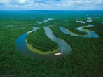 O rio Amazonas é um grande rio situado no norte da América do Sul, ao centro da floresta amazônica. Maior rio da Terra, tanto em volume d'água quanto em extensão (6.992,06 km), tem sua origem na nascente do rio Apurímac (alto da parte ocidental da Cordilheira dos Andes), no sul do Peru, e deságua no Oceano Atlântico junto ao rio Tocantins no grande Delta do Amazonas, no norte brasileiro.  </br></br> Palavras-chave: Dimensão Demográfica. Socioambiental. Território. Lugar. Região. Rio Amazonas. Hidrografia. Bacia Hidrográfica.