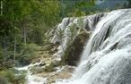 Rio na China, mostrando as belezas naturais. </br></br> Palavras-chave: Rio. China. Biodiversidade. Turismo. Energia Eltrica.