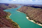 O rio So Francisco, popularmente conhecido por Velho Chico, nasce na Serra da Canastra (Minas Gerais). Possui uma extenso de 2.800 km e atravessa os estados de Minas Gerais, Bahia, Pernambuco, Sergipe e Alagoas. O rio So Francisco desemboca no Oceano Atlntico e possui vrios rios afluentes em sua bacia hidrogrfica: Abaet, das Velhas, Paraopeba, Jequita, Paracatu, Verde Grande, Urucuia, Carinhanha, Corrente e Grande. Ele possui grande importncia econmica na regio por onde passa, pois,  usado para navegao (em alguns trechos), irrigao de plantaes e pesca. </br></br> Palavras-chave: Rio So Francisco. Minas Gerais. Bahia. Pernambuco. Sergipe. Alagoas. Irrigao. Semirido. Navegao. Pesca. Hidrografia. Transposio. 