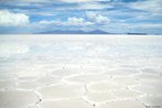 O Salar de Uyuni é a maior planície salgada do mundo. Está localizado no Departamento de Potosí e no Departamento de Oruro, no sudoeste da Bolívia, no altiplano andino, a 3.650m de altitude. Cerca de 40.000 anos atrás, a área era parte do Lago Michin, um gigantesco lago pré-histórico. Quando o lago secou, deixou como remanescentes os atuais lagos Poopó e Uru Uru, e dois grandes desertos salgados, Coipasa (o menor) e o extenso Uyuni. O Salar de Uyuni tem aproximadamente 12.000 km² de área, ou seja, é maior que o lago Titicaca, situado na fronteira entre o Peru e a Bolívia e que apresenta aproximadamente 8.300 km². </br></br> Palavras-chave: Salar de Uyuni. Planície Salgada. Bolívia. Peru. 
