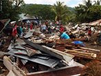 Um terremoto de 8,3 graus na escala <em>Richter</em> atingiu o arquiplago de Samoa, no Pacfico Sul, e provocou <em>tsunamis</em> de at 12 metros de altura, em setembro de 2009. O epicentro foi perto da zona de subduco <em>Kermadec</em>, <em>Tonga</em>, no Anel de Fogo do Pacfico, onde as placas continentais se encontram e atividades vulcnicas e ssmicas so comuns. </br></br> Palavras-chave: Escala Richter. Terremoto. Placas Tectnicas. Sismos. Epicentro. Samoa. Pacfico Sul. Anel de Fogo do Pacfico. Tsunamis. Vulco.  