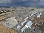 Consequncias do violento terremoto de magnitude 8,8 na escala <em>Richter</em> que sacudiu a costa nordeste do Japo. Na imagem a <em>tsumani</em> que atingiu o aeroporto de <em>Sendai</em>, no norte do Japo. </br></br> Palavras-chave: Terremoto. Tsunami. Japo. Sendai. Sismos. Maremotos. Tquio. Epicentro. Placas Tectnicas. Abalos Ssmicos. 