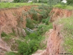 Vista de uma vooroca no muncipio de Avar estado de So Paulo. A vooroca ou booroca  um fenmeno geolgico que consiste na formao de grandes buracos de eroso, causados pela chuva e intempries, em solos onde a vegetao  escassa e no mais protege o solo, que fica cascalhento e suscetvel de carregamento por enxurradas.  </br></br>  Palavras-chave: Dimenso Socioambiental. Econmia do Espao Geogrfico. Vooroca. Eroso. Agricultura. Meio Ambiente. Plantio. Curva de Nvel. Solo. Relevo. Desmatamento. Cobertura Vegetal.  