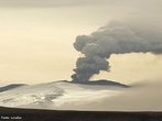 Vulcão é uma estrutura geológica criada quando o magma, gases e partículas quentes (como cinzas) escapam para a superfície terrestre. Eles lançam altas quantidades de poeira, gases e aerossóis na atmosfera, podendo causar resfriamento climático temporário.</br></br>A imagem é do vulcão <em>Eyjafjallajökull</em> que iniciou sua atual erupção em 20 de Março de 2010, depois de 187 anos quieto. Em 14 de abril deu início a uma erupção mais forte, que tem emitido nuvens de cinzas desde então. A partir de 16 de abril, a erupção estava ainda em curso, com cinzas atingindo alturas de quatro a cinco quilômetros. A sua erupção anterior durou pouco mais de um ano, entre dezembro de 1821 e janeiro de 1823. </br></br> Palavras-chave: Vulcão. Vulcão Eyjafjallajökull. Erupção. Magma. Geologia. Lava. Relevo. Terremotos. Placas Tectônicas. 