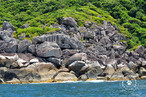 Costes rochosos so ambientes costeiros localizados em rochas a beira mar. Eles existem por quase todo o litoral brasileiro, do Maranho ao Rio Grande do Sul, mas so mais comuns em regies onde h serras. Fazem parte destes ecossistemas falsias e mataces, que so fragmentos de rocha em formato esfrico. Na imagem, costo rochoso na Ilha Bela, estado de So Paulo.</br></br>Palavras-chave: Ambientes Costeiros. Costes rochosos. Turismo. Biomas.