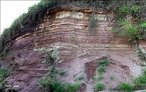 A Formao Corumbata  formada por argilitos de colorao arroxeada ou avermelhada com intercalaes de lentes de arenitos muito finos, xistos argilosos de vasta ocorrncia no vale do Rio Corumbata.  constituda por siltitos cinza escuro a preto, argilitos e folhelhos cinza escuro a roxo, macios, exibindo fraturas conchide, e parte superior composta pela intercalao de argilitos, folhelhos e siltitos arroxeados a avermelhados, com intercalaes carbonticas e camadas de arenitos muito finos. Os leitos carbonticos existentes so, por vezes, ricos em olitos e fragmentos de conchas. </br></br> Palavras-chave: Dimenso Socioambiental. Argilitos. Xistos. Territrio. Rochas. Afloramento. Formao Corumbata. Solo. Relevo.