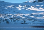  o mais meridional dos continentes e um dos menores, com 14 milhes de km. Rodeia o polo sul, e por esse motivo est quase completamente coberto por enormes geleiras (glaciares), exceo feita a algumas zonas de elevado declive nas cadeias montanhosas e  extremidade norte da pennsula Antrtida. </br></br> Palavras-chave: Neve. Continente. Geleiras. Frio. Recursos Minerais. Fauna.  