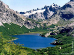 Bariloche, o nome completo San Carlos de Bariloche.  uma cidade da Argentina localizada na Provncia de Ro Negro, junto  Cordilheira dos Andes na fronteira com o Chile. Est rodeada por lagos (Nahuel Huapi, Gutirrez, Mascardi) e montanhas, como o Cerro Tronador (3.354 m de altitude, na fronteira com o Chile), o Cerro Catedral (movimentada estao de esqui) e o Cerro Lpez. </br></br> Palavras-chave: Bariloche. Argentina. Cordilheira dos Andes. Chile. Lagos. Montanhas. Relevo. Clima. 