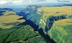 O Itaimbezinho  um cnion (ou desfiladeiro) situado no Parque Nacional de Aparados da Serra, no Rio Grande do Sul, Brasil, a cerca de 170 km ao nordeste de Porto Alegre, prximo  fronteira do estado de Santa Catarina.  </br></br>  Palavras-chave: Dimenso Socioambiental. Demogrfica. Territrio. Turismo. Capitalismo. Natureza. Canyon.  