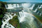 A rea das Cataratas do Iguau (em espanhol, <em>Cataratas del Iguaz</em>) compreende um conjunto majestoso de cerca de 275 quedas de gua no Rio Iguau (na Bacia Hidrogrfica do Rio Paran), localizadas entre o Parque Nacional do Iguau, Paran, no Brasil, e o Parque Nacional Iguaz, Misiones, na Argentina. A rea total de ambos os parques nacionais corresponde a 250 mil hectares de floresta sub-tropical, declarada como Patrimnio Natural da Humanidade. </br></br> Palavras-chave: Rio Iguau. Paran. Cataratas. Turismo. Quedas d' gua. Parque Nacional. Turistas. Mata Atlntica. 