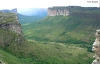 A Chapada Diamantina  uma regio de serras, situada no centro do Estado brasileiro da Bahia, onde nascem quase todos os rios das bacias do Paraguau, do Jacupe e do Rio de Contas. </br></br> Palavras-chave: Chapada. Relevo. Bahia. Geomorfologia. Serras. Bacia Hidrogrfica. 