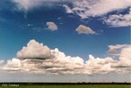 Situam-se entre 2 e 6 km de altura e so semelhantes a flocos de algodo. Quando associadas aos nimbos, podem provocar temporais e chuvas de granizo. </br></br> Palavras-chave: Cmulos. Nuvens. Atmosfera. 