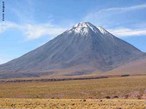 O deserto de Atacama est localizado na regio norte do Chile. Com cerca de 200 km de extenso,  considerado o deserto mais alto e mais rido do mundo, pois chove muito pouco na regio. Isso ocorre por causa das correntes martimas do Pacfico que no conseguem passar pelo deserto, por causa de sua altitude. Assim, quando se evaporam, as nuvens midas descarregam seu contedo antes de chegar ao deserto, podendo deix-lo durante pocas sem chuva. </br></br> Palavras-chave: Deserto de Atacama. Chile. Aridez. Pluviosidade. Umidade. Chuvas. Altitude. Correntes Martimas. Oceano Pacfico. Clima. 