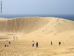 O Deserto de <em>Tottori</em> não é conhecido como um deserto por causa da ocorrência de chuvas razoáveis que há na região, muito maior do que a de um deserto normal. Mesmo assim, a temperatura nas areias de lá excede os 60 graus Celsius durante o verão.É uma das mais exóticas vistas do Japão e um dos mais populares pontos turísticos. As dunas possuem dois quilômetros de norte a sul e dezesseis quilômetros de leste a oeste. Estima-se que elas existam, nessa configuração, há 100 mil anos – pesquisas sugerem que elas sejam formadas de sedimentos das montanhas Chukogu, trazidos pelo rio Sendai e pelo oceano. </br></br> Palavras-chave: Deserto. Japão. Pluviosidade. Região. Temperatura. Sedimentos. Turismo. 
