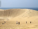 O Deserto de <em>Tottori</em> no  conhecido como um deserto por causa da ocorrncia de chuvas razoveis que h na regio, muito maior do que a de um deserto normal. Mesmo assim, a temperatura nas areias de l excede os 60 graus Celsius durante o vero. uma das mais exticas vistas do Japo e um dos mais populares pontos tursticos. As dunas possuem dois quilmetros de norte a sul e dezesseis quilmetros de leste a oeste. Estima-se que elas existam, nessa configurao, h 100 mil anos  pesquisas sugerem que elas sejam formadas de sedimentos das montanhas Chukogu, trazidos pelo rio Sendai e pelo oceano. </br></br> Palavras-chave: Deserto. Japo. Pluviosidade. Regio. Temperatura. Sedimentos. Turismo. 