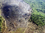 A devastao florestal e as queimadas preocupam brasileiros e ambientalistas do mundo todo, pois interferem na fauna, destrem espcies da flora, contribuem para a poluio da gua, do ar, das chuvas cidas, do efeito estufa e a comercializao ilegal de madeiras nobres. </br></br> Palavras-chave: Florestas. Meio Ambiente. gua. Efeito Estufa. Queimadas.  