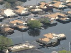 As enchentes so calamidades naturais ou no que ocorrem quando um leito natural recebe um volume de gua superior ao que pode comportar resultando em transbordamentos. Pode ocorrer em lagos, rios, crregos, mares e oceanos devido a chuvas fortes e contnuas.  </br></br>  Palavras-chave: Rios. Enchentes. Leito. Chuvas. Drenagem. Ocupao de reas de Risco. Urbanizao.