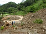 As enchentes so calamidades naturais ou no que ocorrem quando um leito natural recebe um volume de gua superior ao que pode comportar resultando em transbordamentos. Pode ocorrer em lagos, rios, crregos, mares e oceanos devido a chuvas fortes e contnuas.  </br></br>  Palavras-chave: Rios. Enchentes. Leito. Chuvas. Drenagem. Ocupao de reas de Risco. Urbanizao.