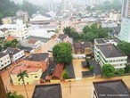 Enchente ou cheia , geralmente, uma situao natural de transbordamento de gua do seu leito natural, qual seja, crregos, arroios, lagos, rios, mares e oceanos provocadas geralmente por chuvas intensas e contnuas. A ocorrncia de enchentes  mais frequente em reas mais ocupadas, quando os sistemas de drenagem passam a ter menor eficincia.  </br></br> Palavras-chave: Rios. Enchentes. Leito. Chuvas. Drenagem. Ocupao de reas de Risco. Urbanizao.