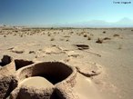 Em San Pedro de Atacama, no Chile, fica o campo de gisers <em>El Tatio</em>, o terceiro maior do mundo e um dos mais altos que existem. Por causa da altitude do campo (<em>El Tatio</em> fica aproximadamente 4,2 mil metros acima do nvel do mar), faz muito frio e as temperaturas chegam a ficar negativas.</br></br> Os grandes jatos de vapor com at 10 m de altura so lanados do interior da terra para a superfcie, por meio de rachaduras no solo. O vapor  proveniente de rios subterrneos que entram em contato com a rocha quente, e chegam  superfcie com 85 C de temperatura. </br></br> Palavras-chave: Chile. San Pedro de Atacama. Gisers. Temperatura. Altitude. Rios Subterrneos. El Tatio. 