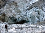 As geleiras so uma das maiores atraes da Nova Zelndia e sem dvida, a mais importante do Litoral Oeste. Elas descem do alto dos Alpes em forma de lnguas de gelo, atravs dos vales em direo ao mar. O que as faz nicas  a localizao geogrfica, j que em nenhuma outra parte do mundo, nesta latitude, podem encontrar-se geleiras que cheguem quase aos 300 metros sobre o nvel do mar. </br></br> Palavras-chave: Geleiras. Nova Zelndia. Alpes. Gelo. Latitude. Turismo. 