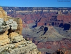 O <em>Grand Canyon</em> foi visto pela primeira vez por um Europeu em 1540, o espanhol Garcia Lopez de Cardenas. A primeira expedição científica ao desfiladeiro foi dirigida pelo Major <em>John Wesley Powell</em> no final da década de 1870. <em>Powell</em> referiu-se às rochas sedimentares expostas no desfiladeiro como "páginas de um belo livro de histórias".  </br></br>  Palavras-chave: Desfiladeiro. Sete Maravilhas Naturais do Mundo. Ponto Turístico. Rochas Sedimentares. Erosão. Deposição de Sedimentos. 