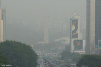  um fenmeno climtico que ocorre principalmente nos grandes centros urbanos, regies onde o nvel de poluio  muito elevado.  Ocorre quando h uma mudana abrupta de temperatura devido  inverso das camadas de ar frias e quentes. Imagem da cidade de So Paulo.  </br></br> Palavras-chave: Fenmenos Climticos. Poluio. Centros Urbanos. Temperatura. Industrializao.  