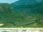 A Mata Atlntica  uma formao vegetal brasileira. Acompanhava o litoral do pas do Rio Grande do Sul ao Rio Grande do Norte (regies meridionais e nordeste). Atualmente, encontra-se bastante devastada pelas atividades humanas. </br></br> Palavras-chave: Dimenso socioambiental do Espao Geogrfico. Territrio. Lugar. Regio. Natureza. Paisagem. Mata Atlntica. Devastao.