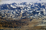 Imagem em 3D do Monte <em>Everest</em>, o qual est localizado na cordilheira do Himalaia. Situa-se na fronteira entre o Nepal e o Tibete (China). O cume da montanha est localizado a 8.850 m de altitude. O monte Everest  a maior elevao do planeta. </br></br> Palavras-chave: Monte Everest. Cordilheira do Himalaia. Nepal. Tibete. Geologia. Relevo. 