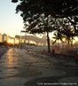 Nascer do Sol em Copacabana, RJ. Desde que o nosso planeta comeou a girar sobre si mesmo, todos os lugares da Terra ficam alternadamente  luz e  sombra. As duraes de cada perodo, porm, nem sempre se mantiveram as mesmas. </br></br> Palavras-chave: Copacabana. Rio de Janeiro. Nascer do Sol. Raios Solares. Rotao. Estaes do Ano. Eixo da Terra.