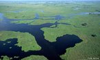 O Pantanal é a uma das maiores planícies inundáveis do mundo e abriga uma grande concentração de vida silvestre. Situado no coração da América do Sul, tem cerca de 160.000 Km², dos quais quase 90% pertencem ao Brasil, nos estados de Mato Grosso e Mato Grosso do Sul. O restante encontra-se na parte leste da Bolívia e nordeste do Paraguai.O rio Paraguai e seus afluentes percorrem o Pantanal, formando extensas áreas inundadas que servem de abrigo para muitos peixes e também para outros animais. Os ecossistemas são caracterizados por cerrados e cerradões sem alagamento periódico, campos inundáveis e ambientes aquáticos, como lagoas de água doce ou salobra, rios, vazantes e corixos. </br></br> Palavras-chave: Pantanal. Planícies. Rios. Ecossistemas. Cerrado. Campos. Bioma. 