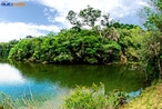 O Parque Estadual de Vila Velha situa-se no estado do Paran, Brasil, a 20 km a sudeste do centro de Ponta Grossa e a 100 km de Curitiba. O governo estadual criou um parque pelo motivo de proteger 18 km de formaes rochosas.  </br></br>  Palavras-chave: Turismo. Dimenso Socioambiental. Lugar. Territrio. Regio. Dimenso Econmica da Produo do e no Espao. Lagoa Dourada. Vila Vela. Ponta Grossa.  