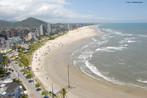 Praias so reas cobertas e descobertas periodicamente pelas guas, acrescidas de faixa subseqente de material detrtico, tal como areias, cascalhos, seixos e pedregulhos, at o limite onde se inicie a vegetao natural, ou, em sua ausncia, onde comece um outro ecossistema. Praias so, portanto, as reas compreendidas entre a gua do mar e o incio da vegetao ou, quando esta for inexistente, do primeiro ecossistema. Imagem da Praia Brava, em Matinhos, litoral do Paran.</br></br>Palavras-chave: Ambientes Costeiros. Praia. Urbanizao. Degradao ambiental. Turismo.