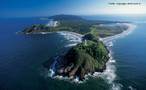 Chama-se de ilha qualquer poro de terra cercada de gua por todos os lados, at uma certa extenso territorial. As ilhas pequenas so chamadas de ilhotas, ilhus e insulas. Existem ilhas que esto localizadas nos oceanos e mares (ilhas marinhas), outras em rios (ilhas fluviais) e ainda as que se situam em lagos (ilhas lacustres). A um conjunto de ilhas prximas d-se o nome de arquiplago. As ilhas marinhas so divididas em continentais ou costeiras e ocenicas ou isoladas. Imagem da Ilha do Mel, no litoral do Paran.</br></br>Palavras-chave: Ambientes Costeiros. Ilhas. Turismo. Degradao ambiental. Biomas.