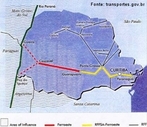 O estado do Paraná é servido pelas linhas da Ferroeste (Antiga Ferropar), a ferrovia da soja, que passou a ser operada pela iniciativa privada em 1997 e retomada pelo Governo no começo de 2007, no trecho entre Guarapuava e Cascavel, com uma extensão (em projeto) até Guaíra e Foz do Iguaçu. Uma outra estrada de ferro faz as ligações entre o Porto de Paranaguá com Curitiba, Guarapuava, Londrina, Ponta Grossa e Maringá. No sentido norte-sul, encontram-se as linhas da ALL - América Latina Logística (ex-ferrovia Sul-Atlântico), correspondente à malha sul da antiga Rede Ferroviária Federal, também privatizada na década de 1990, que faz a ligação do Paraná com os estados de São Paulo, Santa Catarina e Rio Grande do Sul. </br></br> Palavras-chave: Mapa. Paraná. Ferrovias. Transporte. Região. Lugar. Território. Cargas. Economia. Escoamento da Produção. Frete.