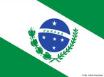 A bandeira do Paraná foi adotada pelo Decreto Estadual n. 8, de 9 de Janeiro de 1892. Passou por modificações em Março de 1947 e, novamente, em Setembro de 1990.</br></br> É composta por um retângulo verde, banda branca e esfera azul. A esfera azul faz representada à Constelação do Cruzeiro do Sul, ordenada segundo a posição celeste correspondente ao dia 29 de agosto de 1853, data em que o Imperador D. Pedro II assinou a Lei n. 704, que criou a província do Paraná. As estrelas (brancas) simbolizam: Alfa (Magalhães), Beta (Mimosa), Gama (Rubídea), Delta (Pálida) e Epsilon (Intrometida). Ramos verdes acompanham a curvatura da esfera: de Erva-mate (Ilex paraguariensis) à esquerda do observador e de Pinheiro-do-paraná (Araucaria angustifolia) à direita. </br></br> Palavras-chave: Bandeira. Estado. Paraná. Símbolos. Cruzeiro do Sul. Imperador D. Pedro II. Erva-Mate. Araucária. 