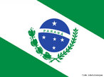 A bandeira do Paran foi adotada pelo Decreto Estadual n. 8, de 9 de Janeiro de 1892. Passou por modificaes em Maro de 1947 e, novamente, em Setembro de 1990.</br></br>  composta por um retngulo verde, banda branca e esfera azul. A esfera azul faz representada  Constelao do Cruzeiro do Sul, ordenada segundo a posio celeste correspondente ao dia 29 de agosto de 1853, data em que o Imperador D. Pedro II assinou a Lei n. 704, que criou a provncia do Paran. As estrelas (brancas) simbolizam: Alfa (Magalhes), Beta (Mimosa), Gama (Rubdea), Delta (Plida) e Epsilon (Intrometida). Ramos verdes acompanham a curvatura da esfera: de Erva-mate (Ilex paraguariensis)  esquerda do observador e de Pinheiro-do-paran (Araucaria angustifolia)  direita. </br></br> Palavras-chave: Bandeira. Estado. Paran. Smbolos. Cruzeiro do Sul. Imperador D. Pedro II. Erva-Mate. Araucria. 